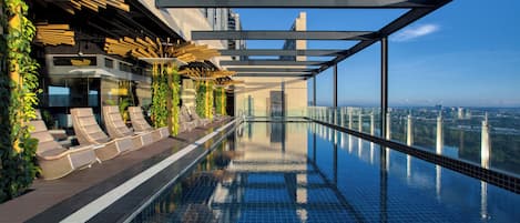 室外游泳池,提供日光浴躺椅