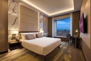 客房内保险箱、办公桌、笔记本电脑工作区、遮光窗帘