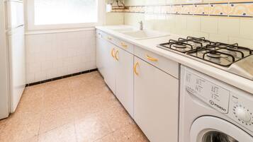 Een koelkast, een magnetron, een oven, een vaatwasser