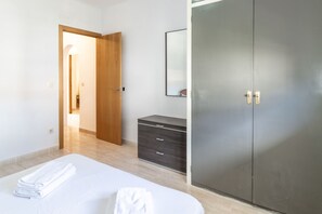 3 bedrooms, iron/ironing board, bed sheets