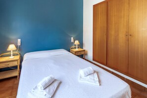 2 habitaciones, tabla de planchar con plancha y ropa de cama 