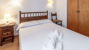 1 bedroom, iron/ironing board, bed sheets - Sant Carles 24 - apartment with terrace (Llança)