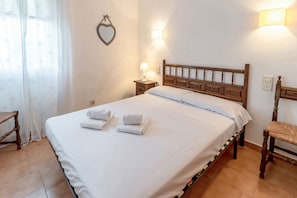 1 chambre, fer et planche à repasser, literie fournie