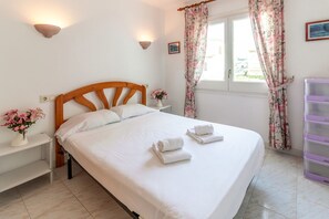 1 chambre, fer et planche à repasser, literie fournie