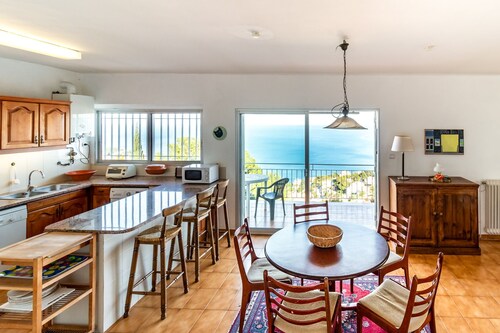 Super Fener 93 - top-floor apartment with terrace