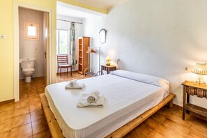 2 bedrooms, iron/ironing board, bed sheets