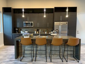 Frigorifero, microonde, forno, piano cottura