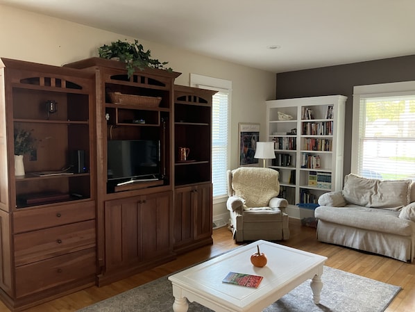 TV connectée, livres, écrans d'ordinateur