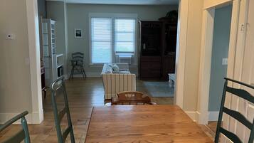 TV connectée, livres, écrans d'ordinateur