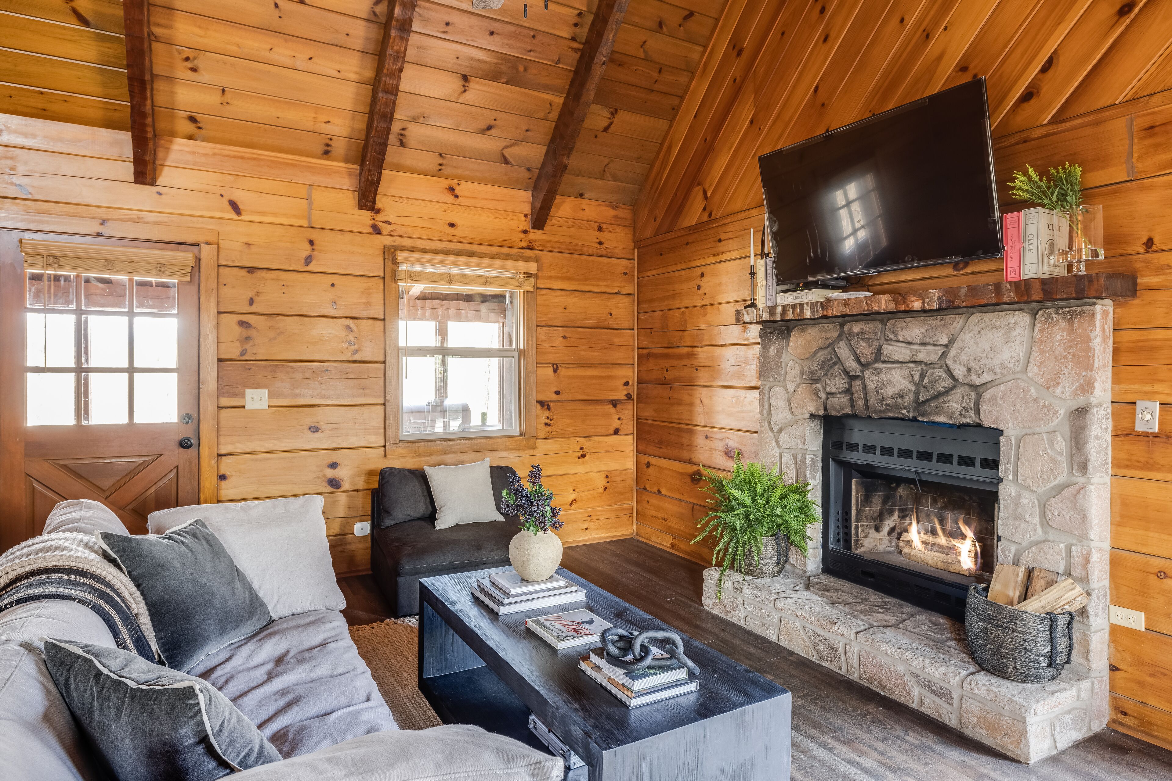 Dudley III by AvantStay | Cozy Mountain Home w/ Hot Tub & Great Views