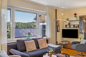 TV - Apartment 'Fuldatalblick' with Garden & Wi-Fi (Fulda)
