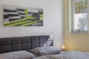 1 bedroom, free WiFi, bed sheets - Apartment 'Fuldatalblick' with Garden & Wi-Fi (Fulda)