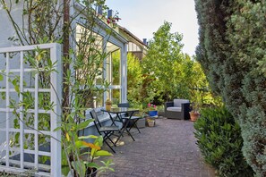 Outdoor dining - Apartment 'Fuldatalblick' with Garden & Wi-Fi (Fulda)