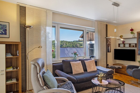 TV - Apartment 'Fuldatalblick' with Garden & Wi-Fi (Fulda)