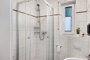 Douche, séchoir à cheveux, serviettes fournies