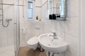 Shower, hair dryer, towels - Apartment 'Fuldatalblick' with Garden & Wi-Fi (Fulda)