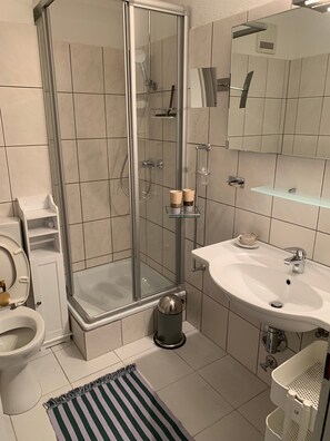Dusche, Haartrockner, Handtücher