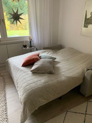 Iron/ironing board, free WiFi, bed sheets