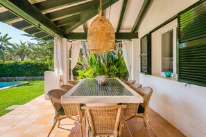 تناول الطعام بالخارج