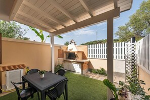 Outdoor dining - Holiday Home 'Ory' close to City Centre with Garden & A/C (Villasimius)