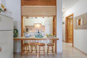 Fridge, microwave, oven, stovetop - Apartment 'Atlantic View' close to the Sea with Shared Pools & Wi-Fi (Arona)