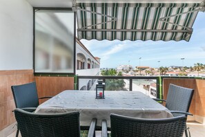 Outdoor dining - Apartment 'Atlantic View' close to the Sea with Shared Pools & Wi-Fi (Arona)