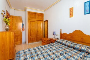 2 slaapkamers, een strijkplank/strijkijzer, beddengoed