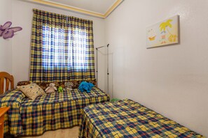 2 habitaciones, tabla de planchar con plancha y ropa de cama 