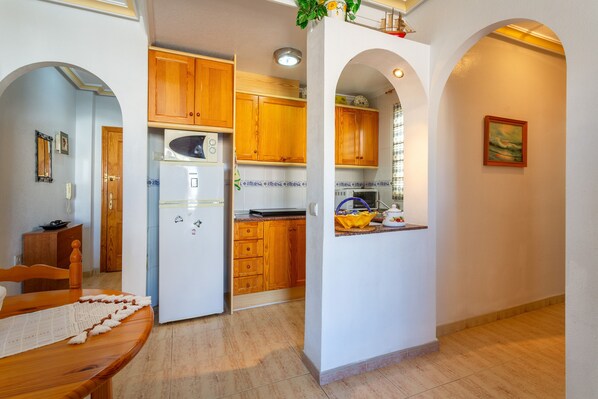 Een koelkast, een magnetron, een oven, een kookplaat