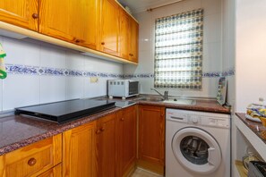 Een koelkast, een magnetron, een oven, een kookplaat