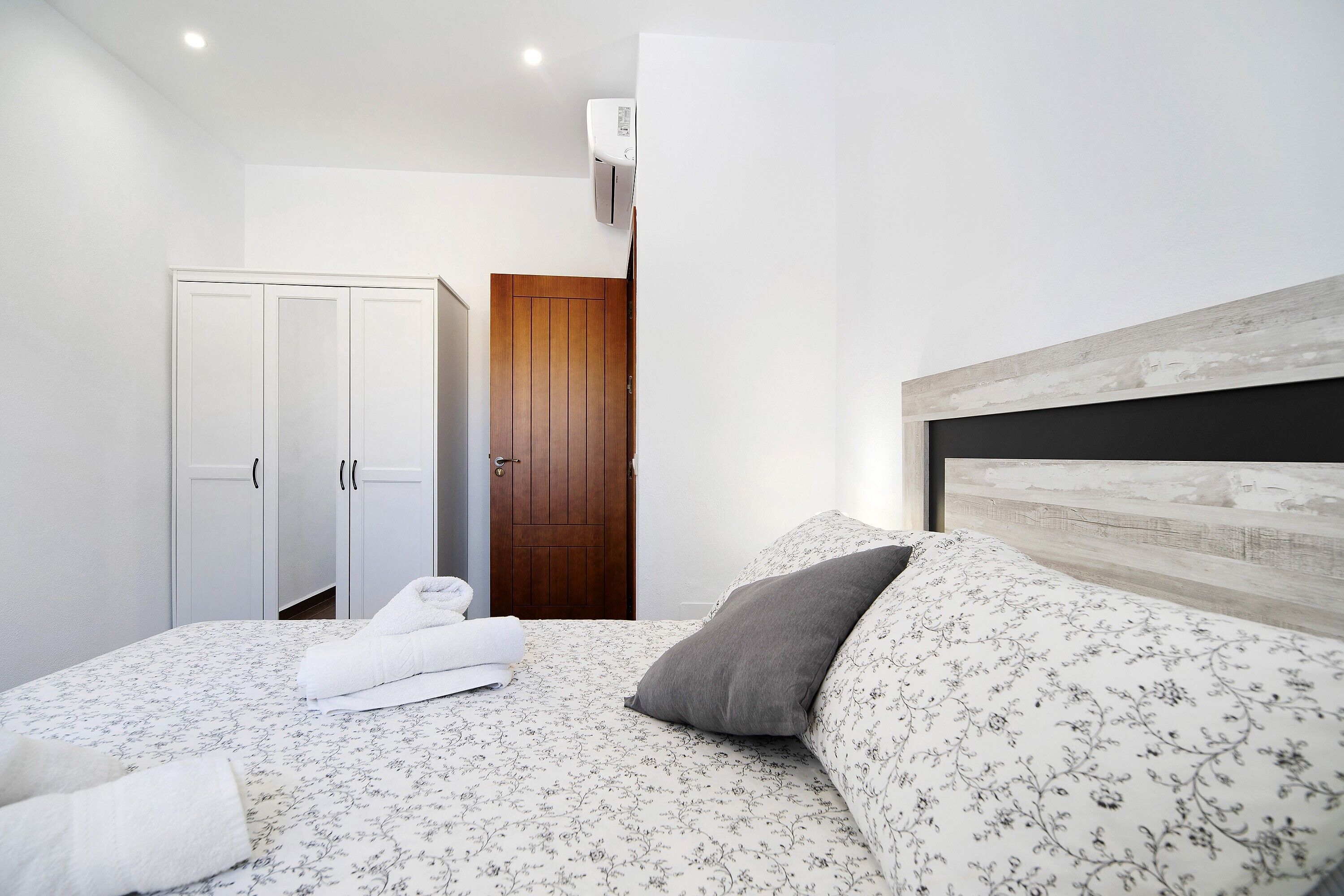 4 slaapkamers, een strijkplank/strijkijzer, gratis wifi, beddengoed