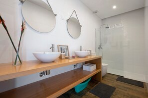 Shower, hair dryer, towels