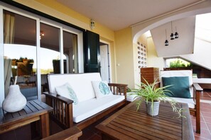 Terrace/patio - Holiday Home 'Can Tomeu' with Garden, Jacuzzi, Shared Pool & Wi-Fi (Cales de Mallorca)
