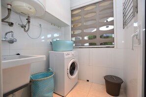 Kylpyamme, hiustenkuivaaja, pyyhkeet