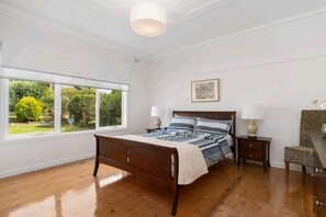 4 slaapkamers, een strijkplank/strijkijzer, reisbedje, wifi