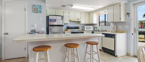 Refrigerador, microondas, horno, placa de cocina