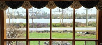 Moon River Retreat-4 Seasons Riverside Gateway