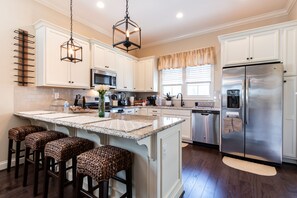 Fridge, microwave, oven, stovetop - ❤️Stay at Peppermint Cottage - Norton Commons -Walk eat & shop- free breakfast (Prospect)