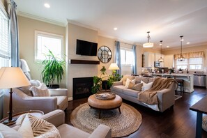 Smart TV, chimenea y libros