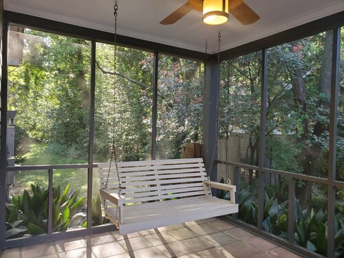 Cheerful 2 BR Near Colleges, Downtown, Attractions