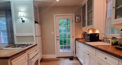 Cheerful 2 BR Near Colleges, Downtown, Attractions