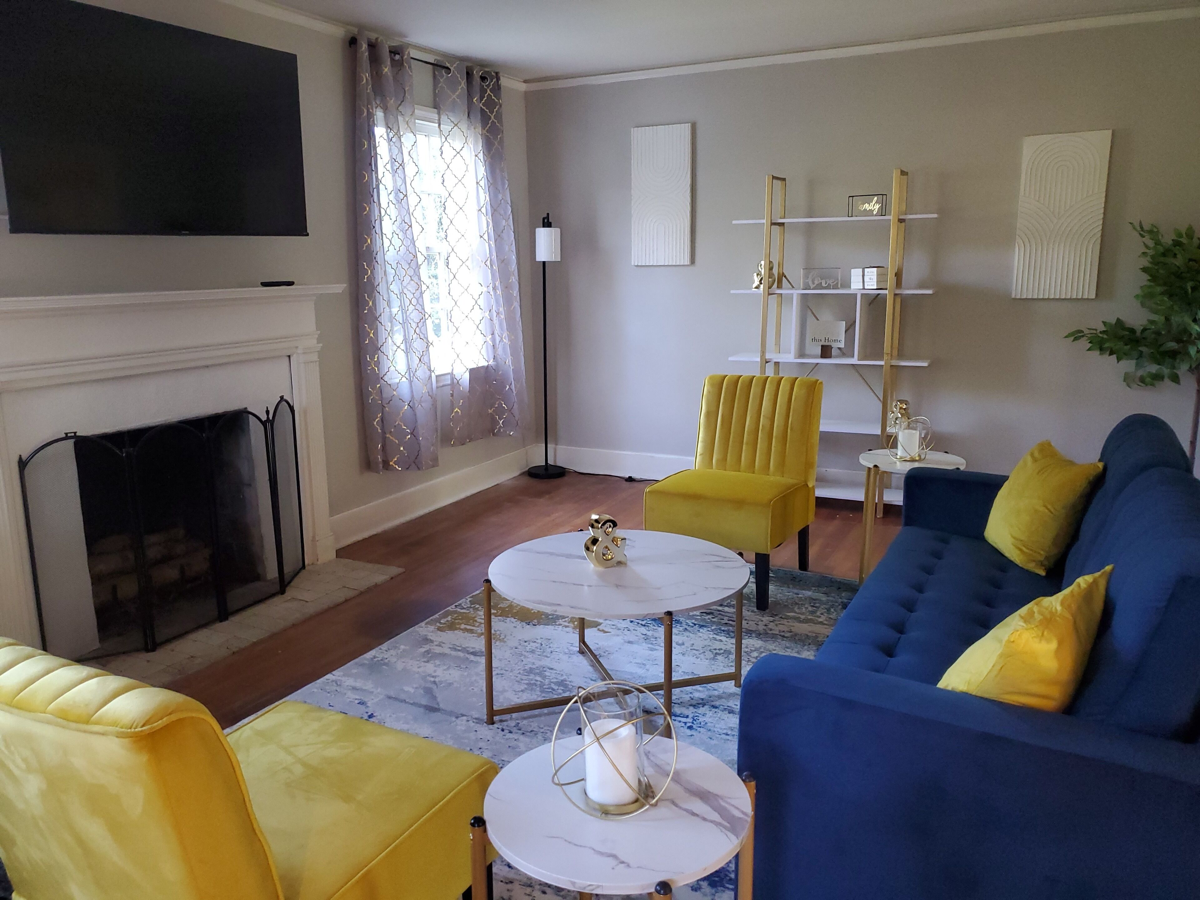 Cheerful 2 BR Near Colleges, Downtown, Attractions