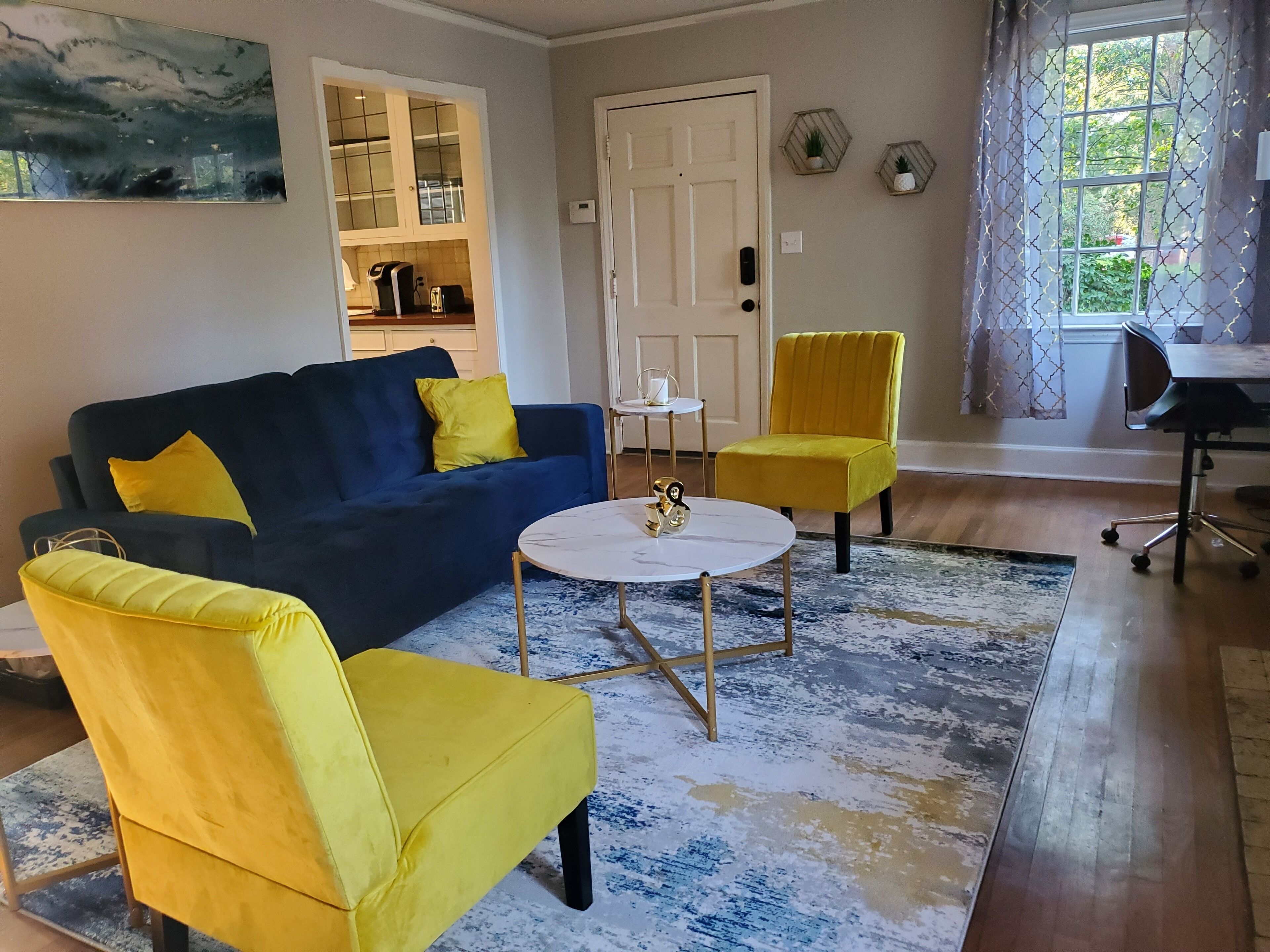 Cheerful 2 BR Near Colleges, Downtown, Attractions