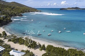 Una spiaggia nelle vicinanze