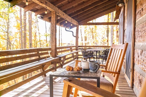 Dog Friendly Cabin near Asheville. Fenced Yard, Hot Tub, WiFi, Fireplace. 