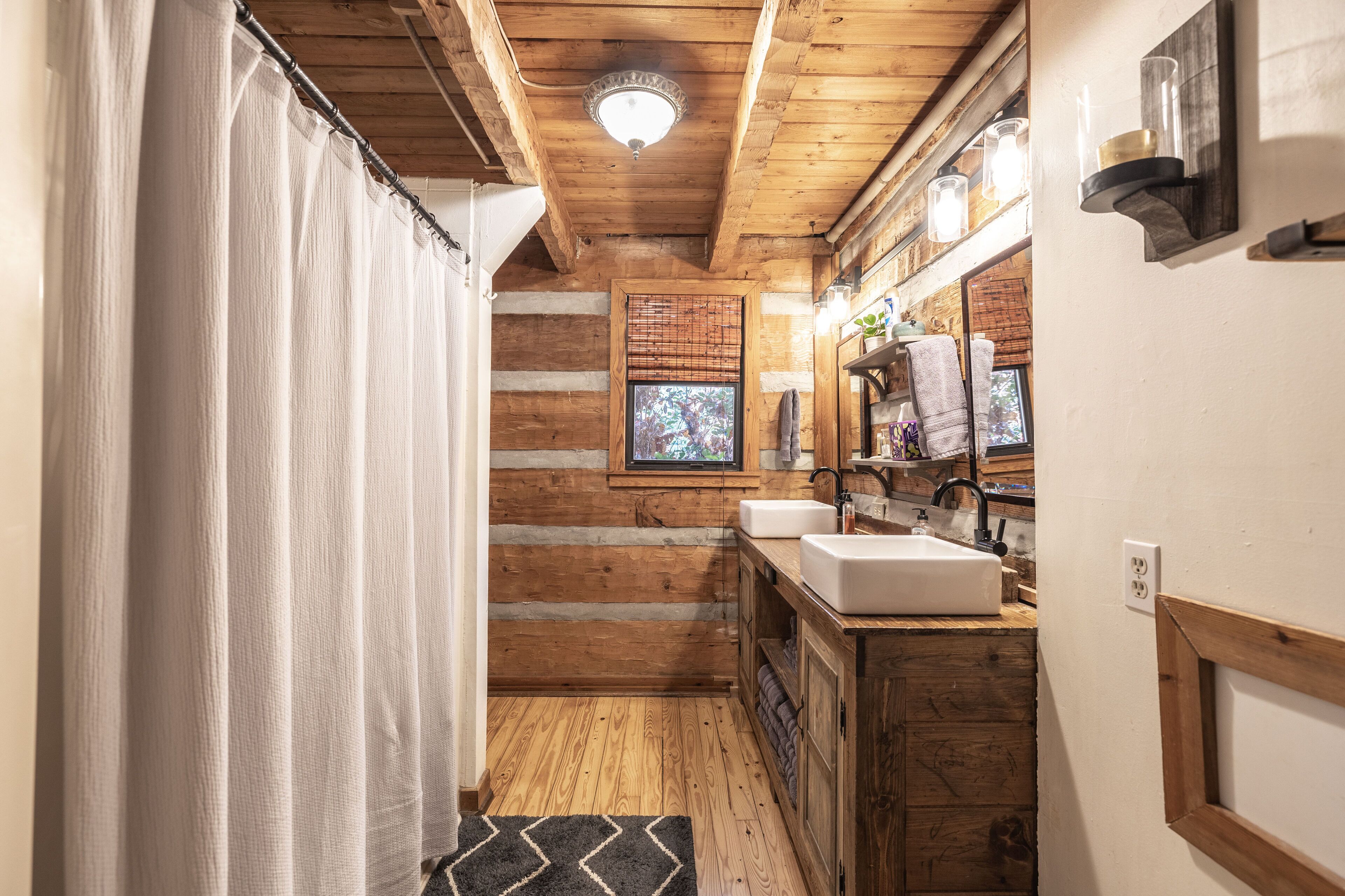 Combined shower/tub, jetted tub, hair dryer, towels