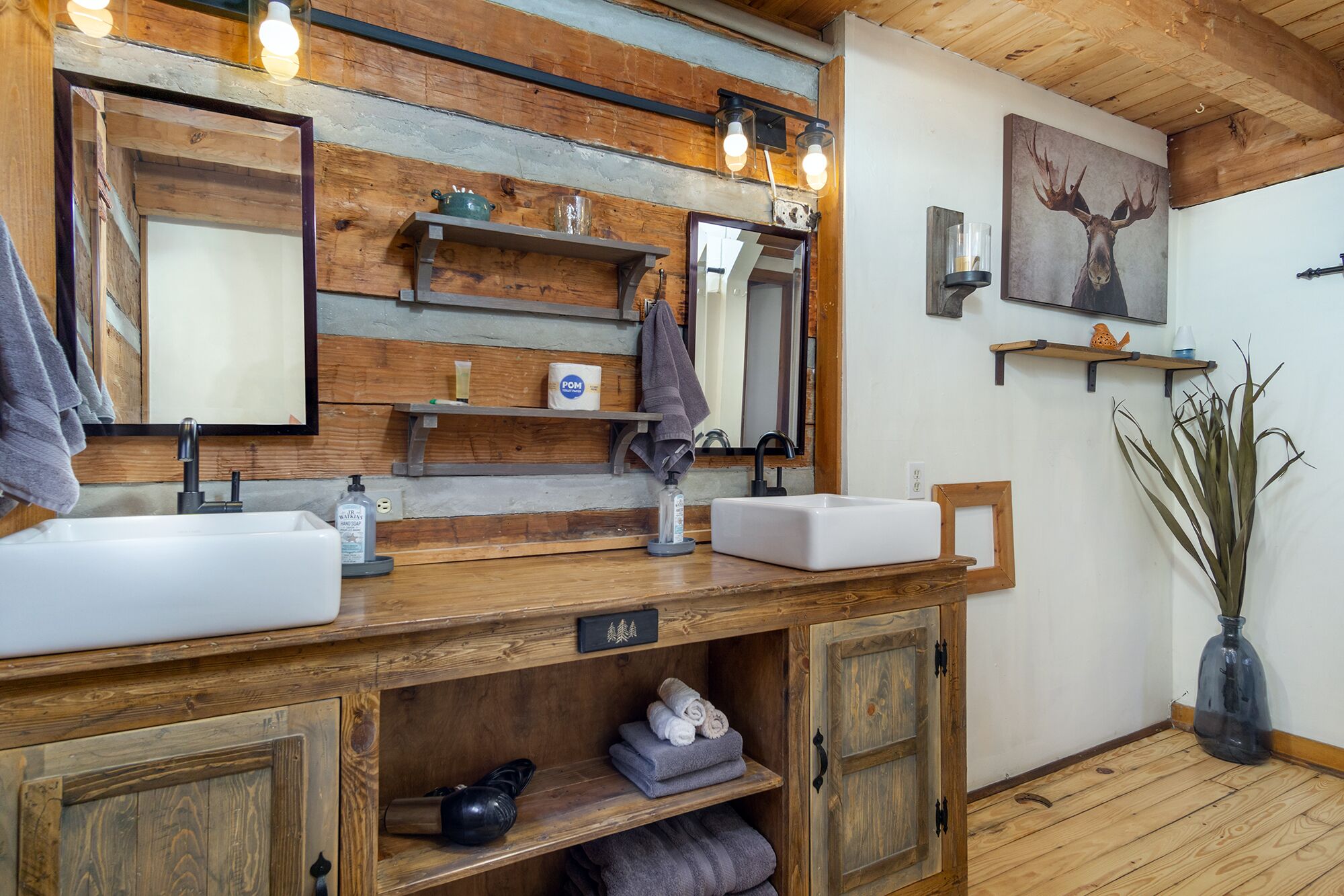 Dog Friendly Cabin with Fenced Yard, Minutes to Asheville, Free Wi-Fi, Hot Tub 