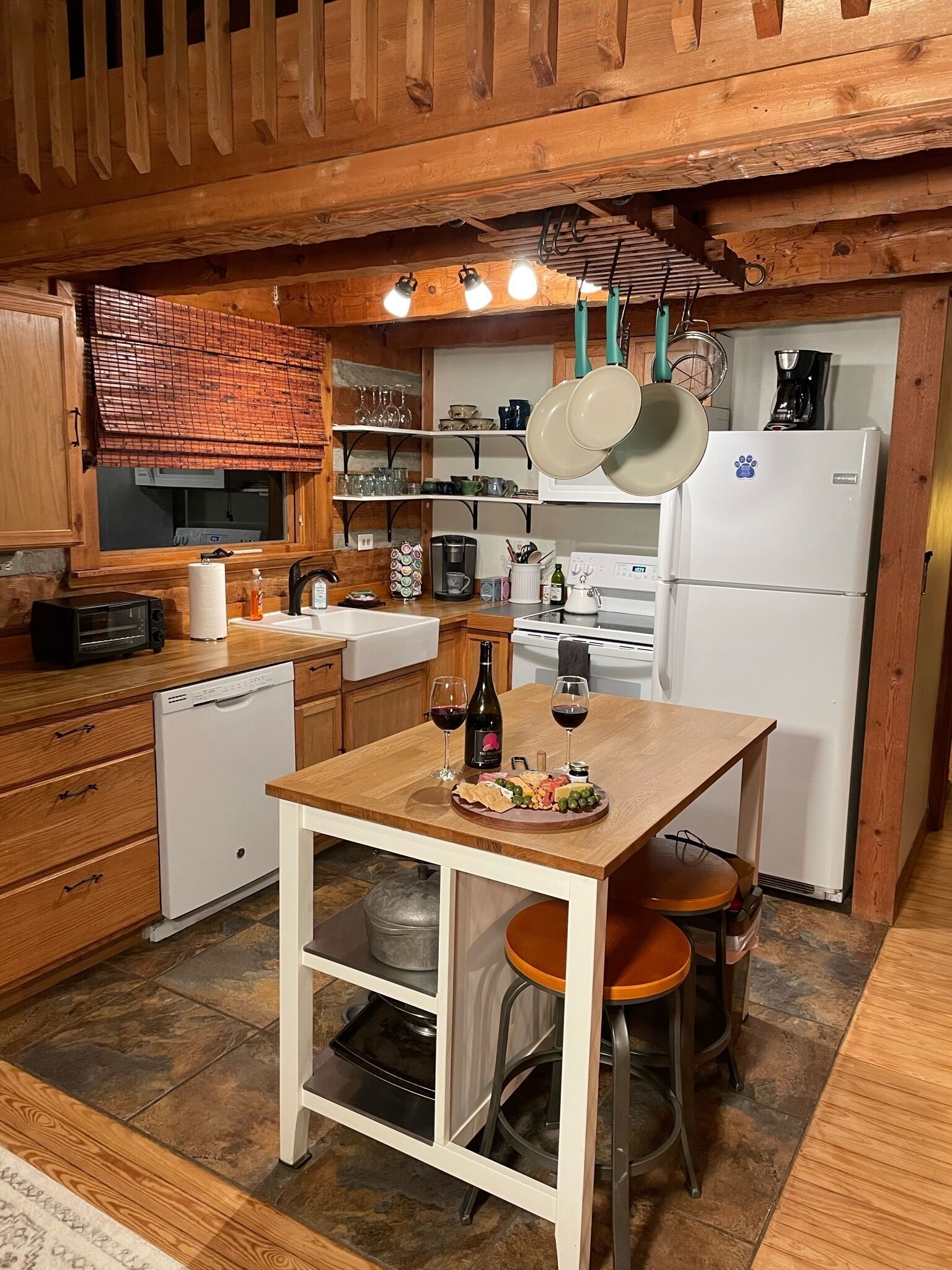 Dog Friendly Cabin with Fenced Yard, Minutes to Asheville, Free Wi-Fi, Hot Tub 