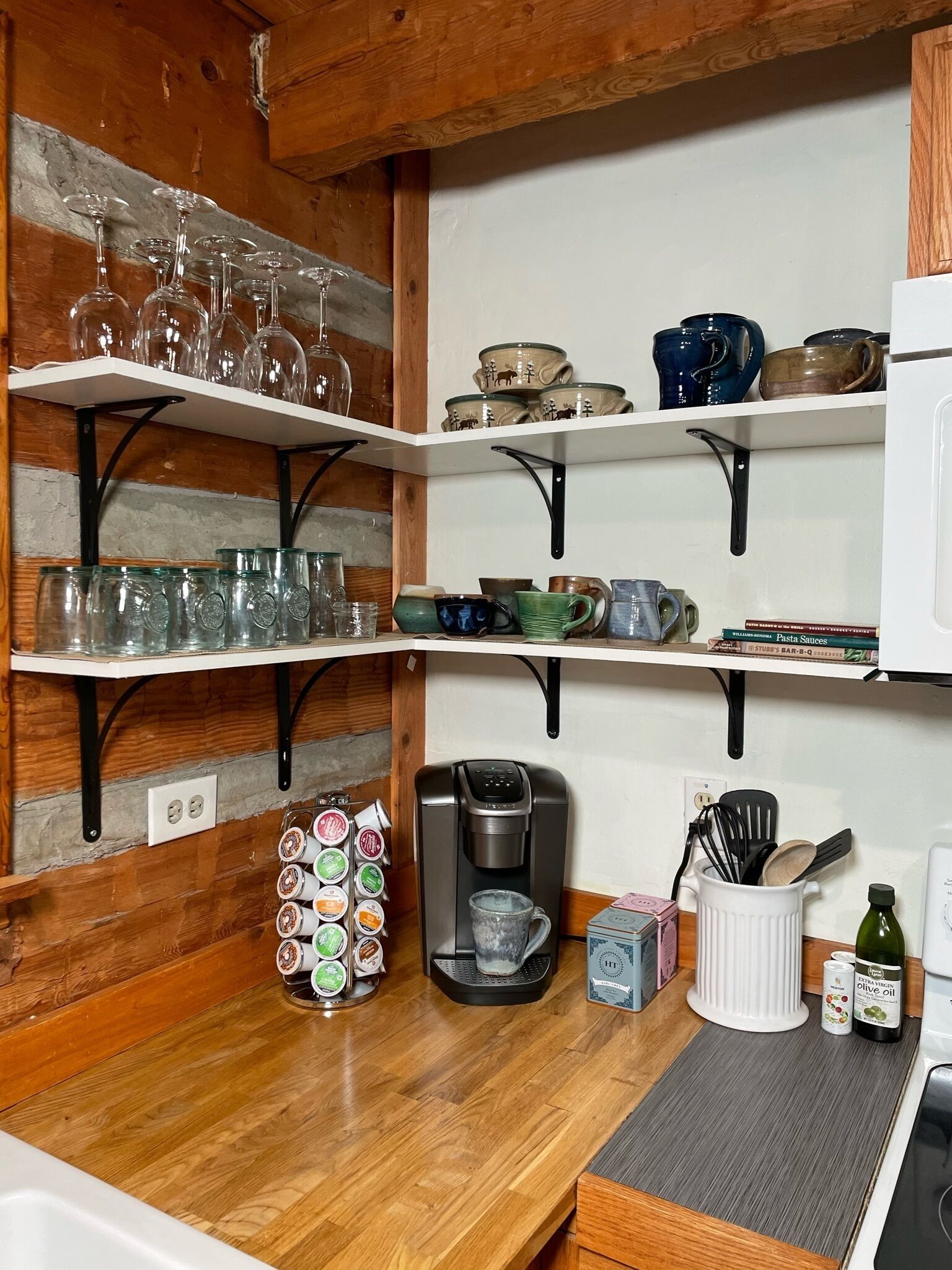 Dog Friendly Cabin with Fenced Yard, Minutes to Asheville, Free Wi-Fi, Hot Tub 