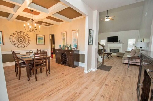 5-Star Luxury Home Sleeps 22+ Airport proximity
